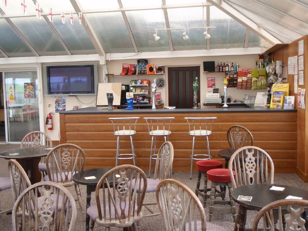 Chalets & Lodges At Atlantic Bays Holiday Park Padstow Buitenkant foto