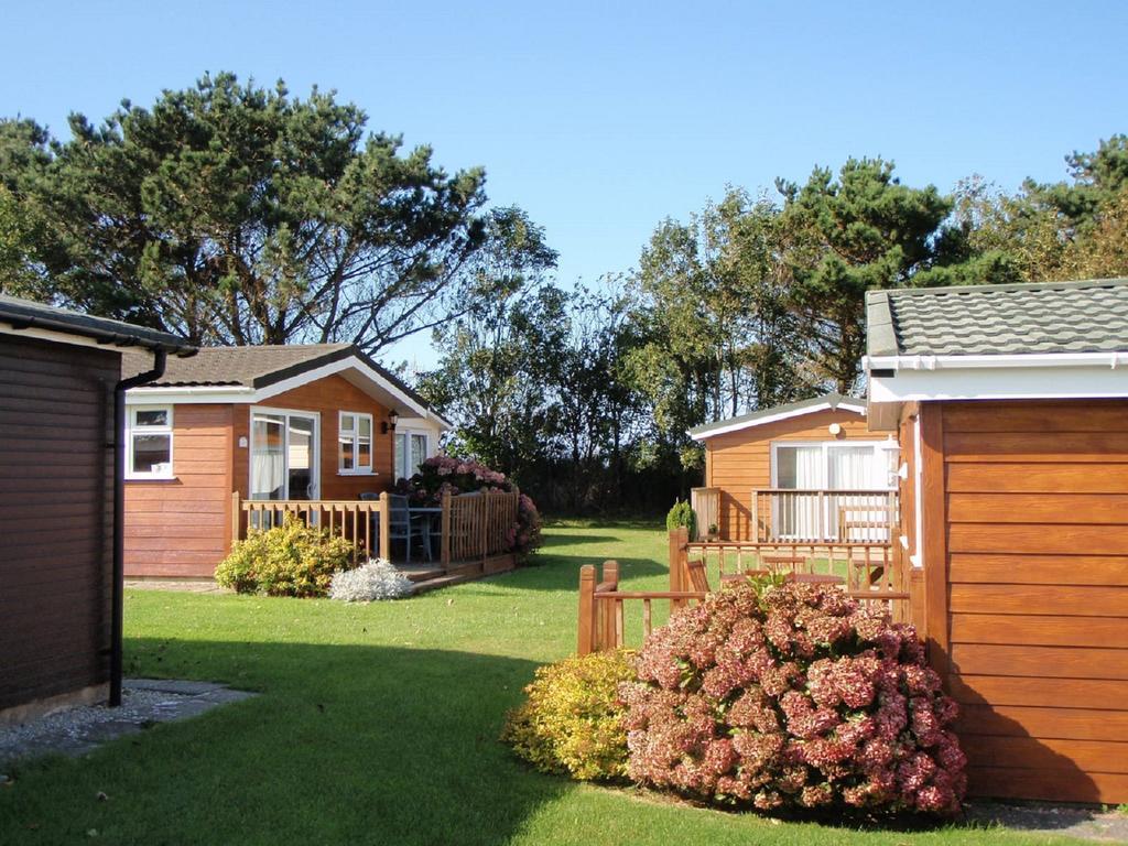 Chalets & Lodges At Atlantic Bays Holiday Park Padstow Buitenkant foto
